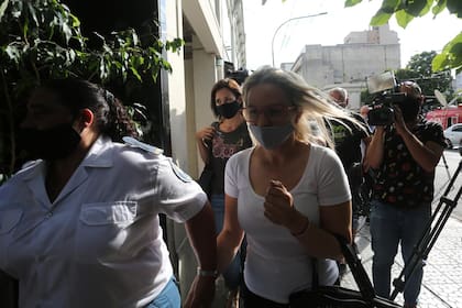 Carolina Píparo, en el momento de ingresar en la fiscalía platense para dar su declaración testimonial