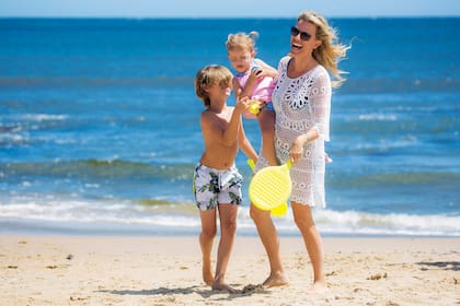 Carolina Giménez, divertida, con sus dos hijos en Punta del Este