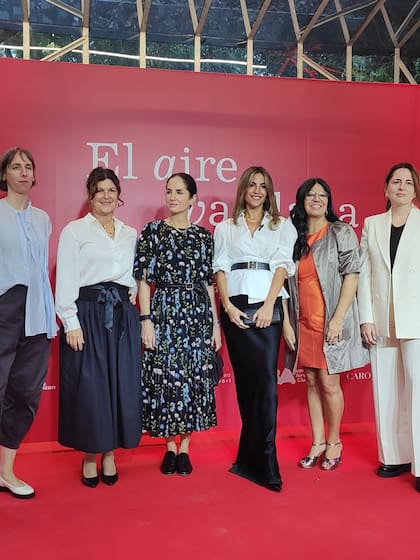 Carolina Adriana Herrera en Buenos Aires en su rol como directora creativa de Carolina Herrera Beauty: “El arte es una de las formas más poderosas de expresión y transformación, y las mujeres han sido protagonistas de esta historia con su talento y sensibilidad. En Carolina Herrera, creemos en impulsar su creatividad, visibilizar sus voces y celebrar su impacto en la cultura. Esta exposición es un homenaje a su fuerza y visión, y me llena de orgullo que podamos contribuir a hacerla posible”