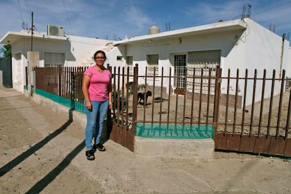 Carolina Alvarez es la hija de una de las tantas afectadas por las lluvias y aluviones que azotaron a la ciudad. La casa de la esquina fue dañada por un metro de lodo. Por el estado en que quedó no pudo volver a ser habitada