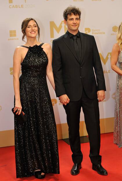 Carolina Amoroso, con un elegante vestido diseñado por Gabriel Lage con cuello halter, junto a su esposo, el músico Guido Covoni