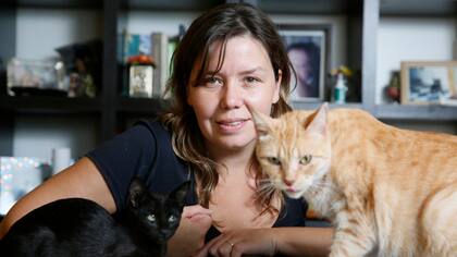 Carolina Arias, vecina de Chacarita, junto a sus gatas Vivi y Tita