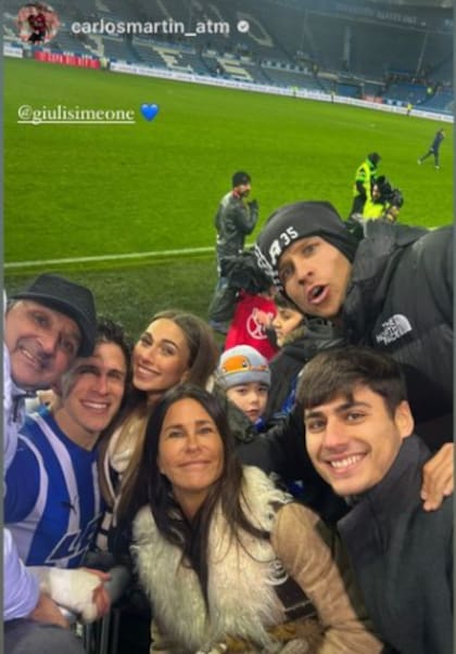 Carolina Baldini en medio de la hinchada con su familia para alentar a Giuliano