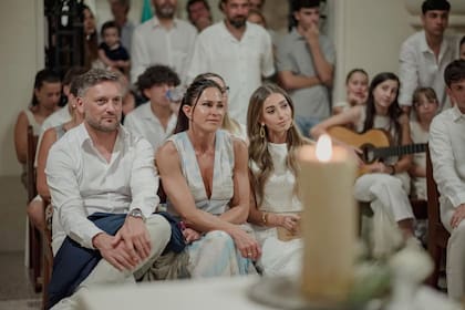 Carolina Baldini, en plena ceremonia "escoltada" por su novio Pablo y su nuera Irene, la novia de Giuliano