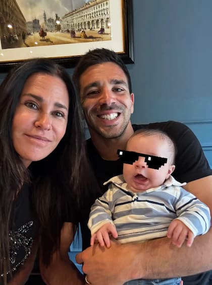 Carolina Baldini junto a Giovanni Simeone y su nieto, Tullio