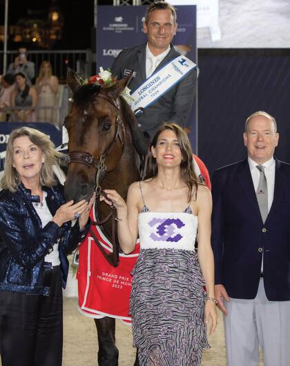 Carolina, Charlotte y el príncipe Alberto junto al ganador de la competencia, el jinete francés Julien Epaillard.