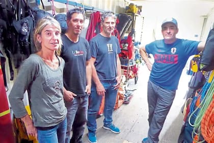 Carolina Codó junto con parte de la Comisión de Auxilio, experimentados escaladores y guías