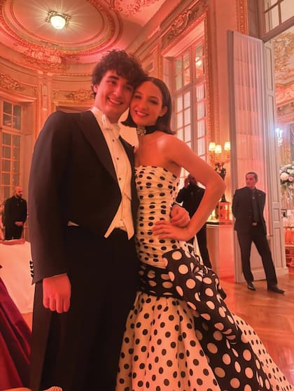 Carolina con su hermano Magnus, que ofició de cavalier, de impecable frac y con un detalle especial: el moño blanco que eligió pertenecía a su abuelo, Reinaldo Herrera, quien murió en marzo pasado