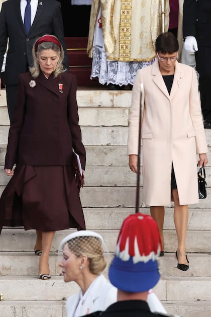 Carolina, con un conjunto de blazer y falda asimétrica de organza bordó de Khaite, la marca que la neoyorquina Catherine Holstein creó en 2016, con diadema a juego, y su hermana menor, la princesa Estefanía, saliendo de la catedral.
Dominique-Marie David, el encargado de la liturgia, recordó a los padres de ellas y de Alberto, el príncipe Raniero y la princesa Grace