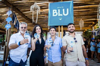 Carolina del Hoyo, directora regional de Marketing de Fratelli Branca junto a Javier Sáez, Fernando del Boca y Santiago Cafisi.
