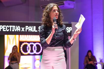 Carolina del Hoyo, directora regional de marketing de Fratelli Branca, dando apertura al concurso.