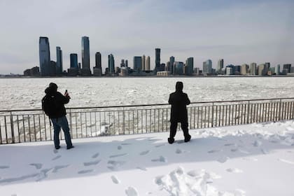 Carolina del Norte y el sur de Virginia se perfilan como las áreas con mayor riesgo, con acumulaciones previstas de entre 8 y 12 pulgadas (20 a 30 cm) y nevadas persistentes durante gran parte del sábado