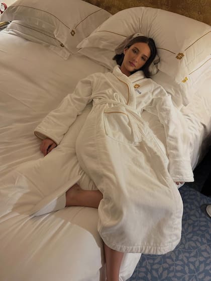 Carolina descansa en su habitación del hotel Shangri-La, después de la gala
