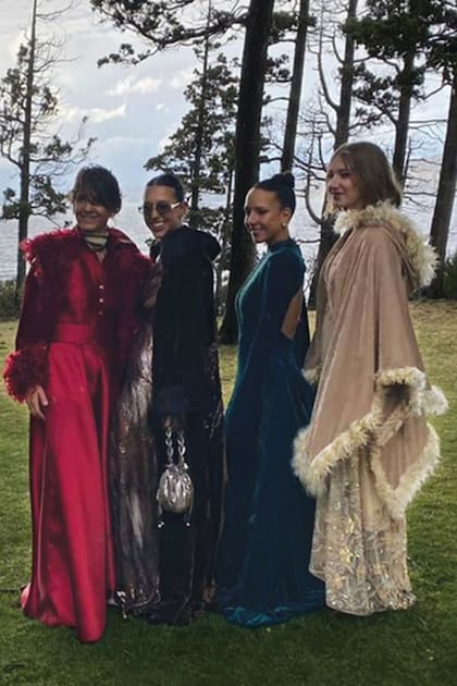 Carolina Eiras –madre del novio– con sus hijas Carito, Catalina y Jacinta, muy elegantes.