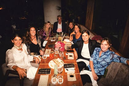 Carolina Eiras, Magdalena "Mimi" Robirosa, Josefina Helguera y su marido, Juan Pazo, Claudia Leonelli (cuñada de Josefina Helguera), las hermanas Lulu y Paula Cahen d'Anvers y Greta Hoeffner