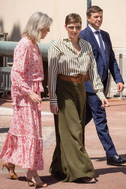 Carolina eligió un primaveral vestido de Melissa Odabash y sandalias de cuero de Jennifer Chamandi, mientras que Charlene optó por una camisa a rayas, pantalón ancho y cinturón de Polo Ralph Lauren, con anteojos de sol Miu Miu. Junto a ellas, Gareth Wittstock, hermano de Charlene.