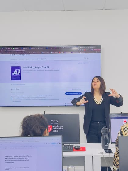 Carolina Escudero: "Los periodistas enfrentan estrés, trauma y desgaste similares a los de profesiones de alto riesgo, pero sin formación para gestionarlos"