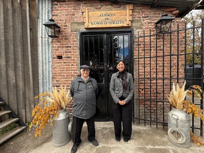 Carolina Galeano y Eduardo Zambrano en el ingreso del Museo Roca Jalil