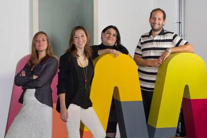Carolina Greco, Lourdes Rivas, Verónica Alaniz y Santiago Baglieto, miembros del equipo de Gear Translations en las oficinas de Wayra Argentina