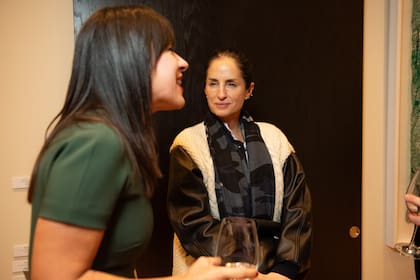 Carolina Herrera Jr. escucha con atención a Carminne Dodero en la Fundación Pons de Madrid.
