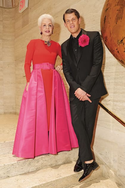 Carolina Herrera, presidenta honoraria de la gala, junto a Wes Gordon, director creativo de su firma.