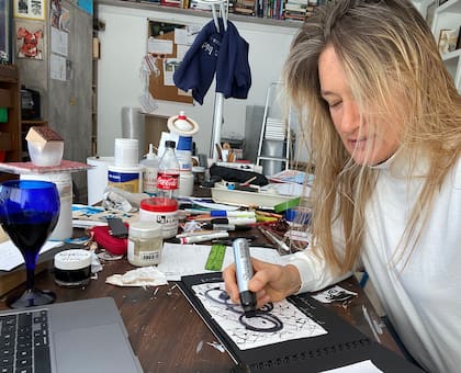 Carolina Holste en su mesa de trabajo