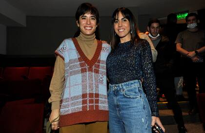 Carolina junto a Fernanda Merdeni, la rosarina que está a cargo de la programación de América
