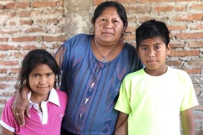 Carolina junto a Nicole (9) y Brian (10), dos de sus seis hijos; en su casa del barrio San Expedito