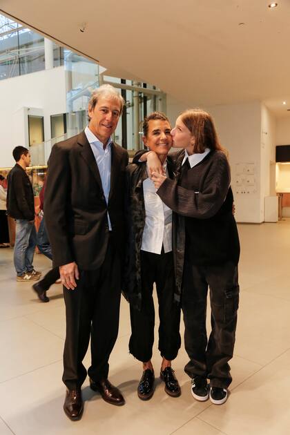 Carolina junto a su marido, Santiago Blaquier, y su hija menor, Jacinta