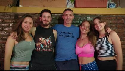 Carolina junto a su marido y a sus tres hijos.