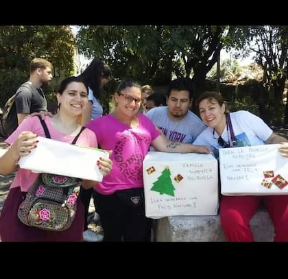 Carolina junto a sus amigos durante una entrega de cajas navideñas en 2018