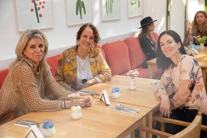 Carolina Kenigstein, editora de Suma de Letras, Julieta Obedman, directora de Penguin Random House, y Candela Insúa, quien ilustró la portada del libro.