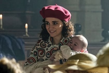 Carolina Kopelioff, en la piel de Inés, recreó el
momento del bautismo de la princesa Ariane para la serie de HBO Max, "Máxima"