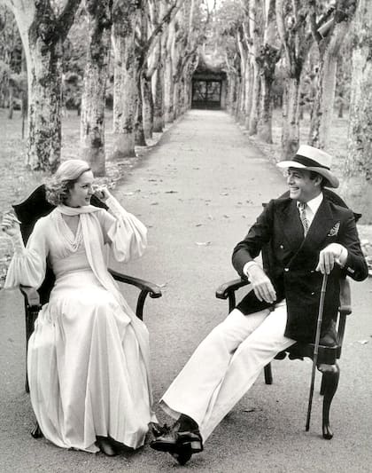 Carolina llega al país a semanas de la muerte de su padre. "Con inmensa tristeza, compartimos la noticia del fallecimiento de Reinaldo Herrera Guevara. Reinaldo Herrera Guevara tenía una sensibilidad especial por la cultura y era un hombre de innata elegancia y carisma, con un agudo ingenio. Ante todo, fue un hombre dedicado a su familia y profundamente querido por ella. Disfrutaba plenamente su papel de marido, padre y abuelo, y apoyó con orgullo la marca Carolina Herrera desde su fundación en 1981". Exeditor de "Vanity fair", Herrera fue uno de los hombres más influyentes del mundo de la moda, creador de la lista de "las mejores vestidas"