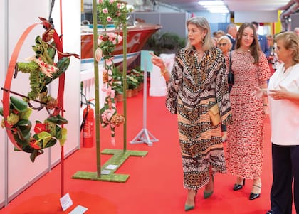 Carolina llevó un vestido-kimono con estampa tribal de Johanna Ortiz. Lo accesorizó con aros de madera y cartera de rafia. Alexandra, en tanto, eligió un vestido de Muzunga Sisters, la firma de su cuñada, Tatiana Santo Domingo, y una shoulder-bag Celine