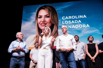 Carolina Losada festeja tras consagrarse ganadora en la elección para Senadora nacional por Santa Fe