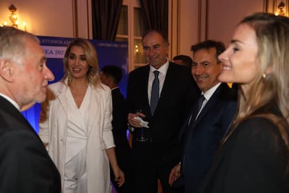 Carolina Losada, Humberto Schiavoni y Luis Naidenoff en la cena de CEA 2022