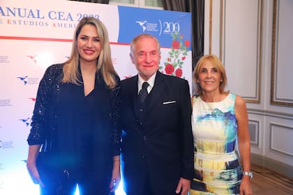 Carolina Losada y los anfitriones en la 33° edición de la gala de CEA