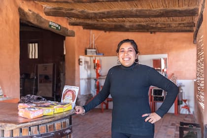Carolina Miralpeix, hermana de Emiliano, elabora deliciosos alfajores artesanales de dulce de leche, bañados en chocolate blanco o negro.