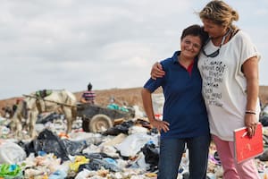Carolina Pallero (izquierda) trabajó un año y medio en el basural de El Borbollón; Viviana Nasiff (derecha), es la coordinadora técnica de la cooperativa El Algarrobo, que junto a El Álamo y otras trabajan por el cierre de los basurales y el reciclaje inclusivo