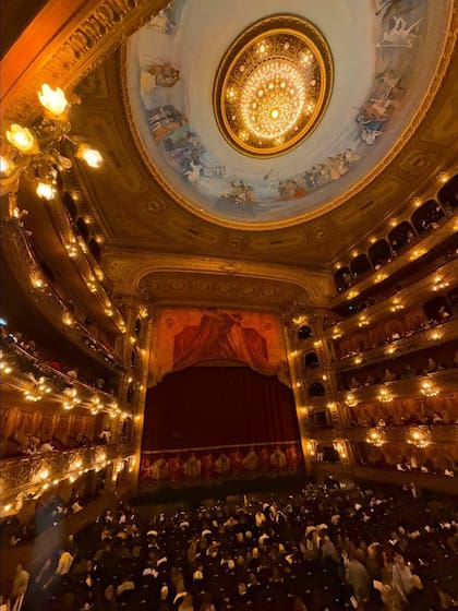 Carolina "Pampita" Ardohain compartió en sus redes sociales una imagen de la noche en el Teatro Colón