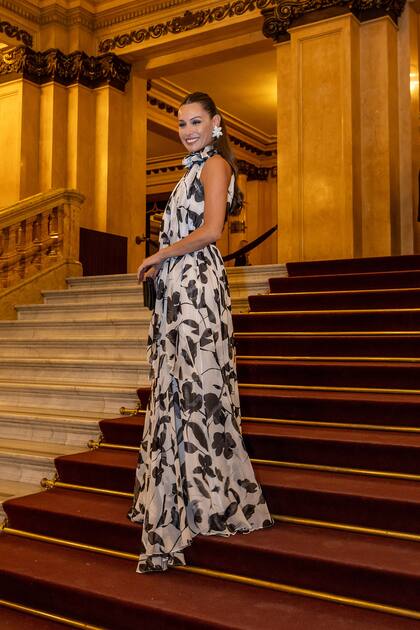 Carolina “Pampita” Ardohain, con un vestido y aros de Carolina Herrera