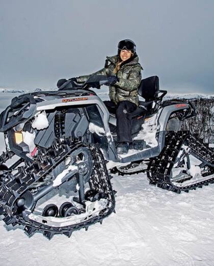 Carolina "Pampita" Ardohain en la moto de nieve