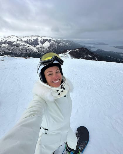 Carolina "Pampita" Ardohain posando con su look total white