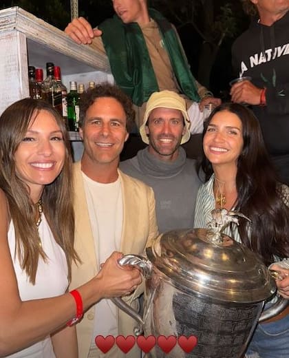 Carolina "Pampita" Ardohain y su pareja, Martín Pepa, se sumaron a los festejos del equipo campeón