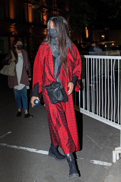 Carolina Peleritti, con kimono rojo y su melena larga y canosa.