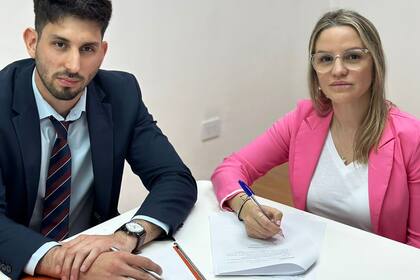 Carolina Píparo, junto a su abogado, Federico Bojanovich