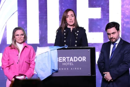 Carolina Píparo, Victoria Villarruel y Ramiro Marra en el bunker de La Libertad Avanza, mientras se conocían los resultados de las PASO