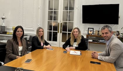 Carolina Píparo y Lorena Macyszyn, ex integrantes del bloque Buenos Aires Libre, junto a Karina Milei y Martín Menem. Foto: X