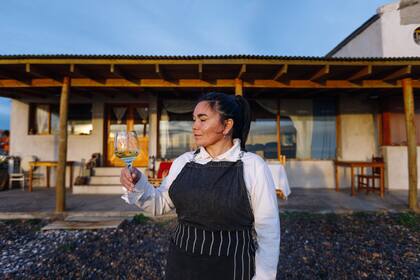 Carolina Puracchio tiene su restaurante frente al mar.